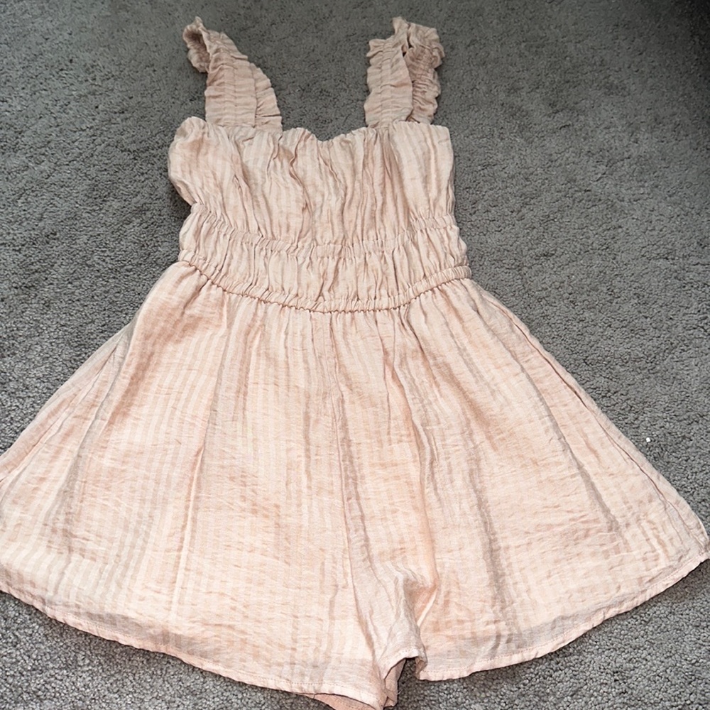 ADORABLE PINK ROMPER. SIZE SMALL. PERFECT FOR BRIDAL\BABY SHOWER